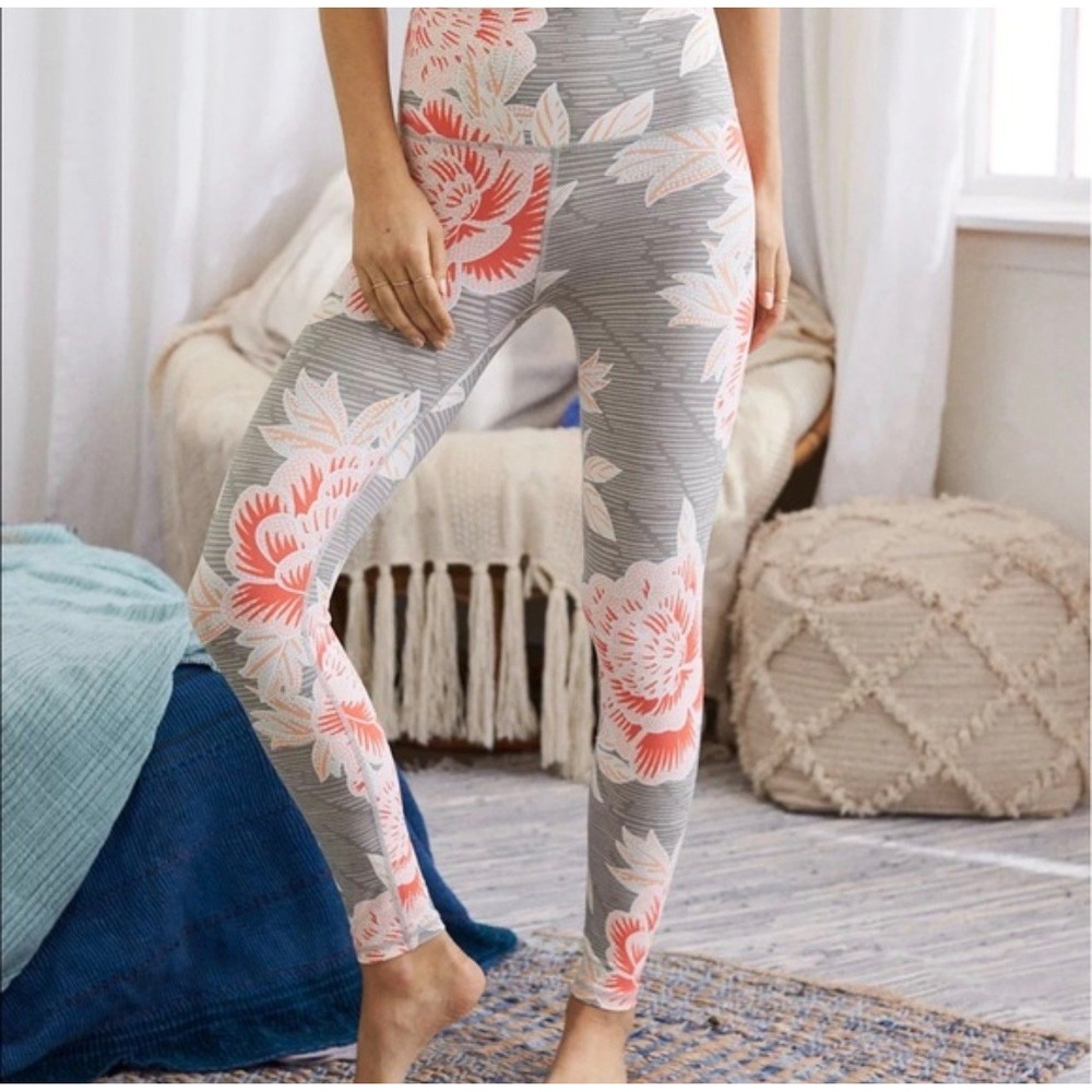AERIE‎ like new summer leggings gray pink floral women's medium chill play move